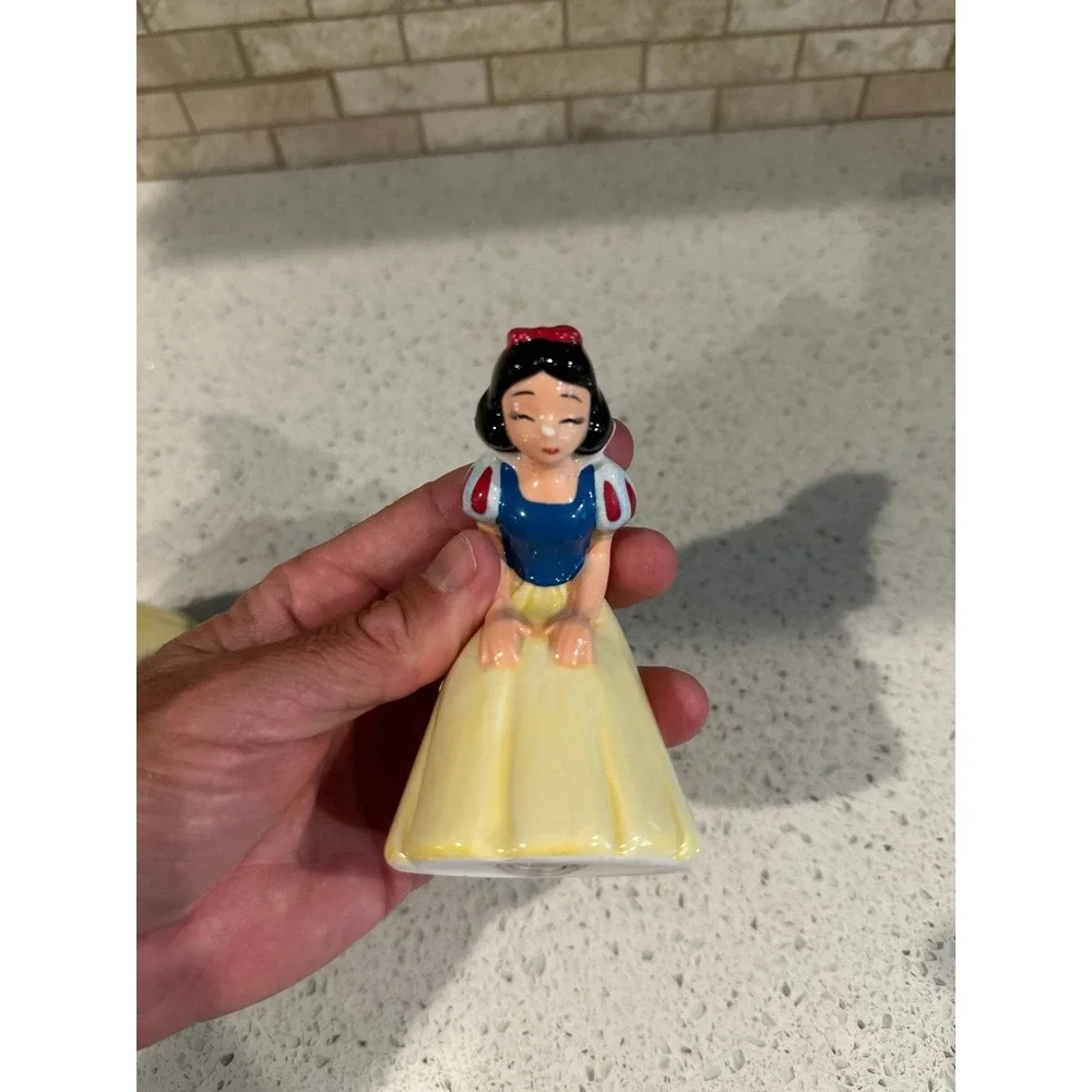 Disney's Snow White‎ Salt/ Pepper Shaker With Bottom Cap. Good Condition